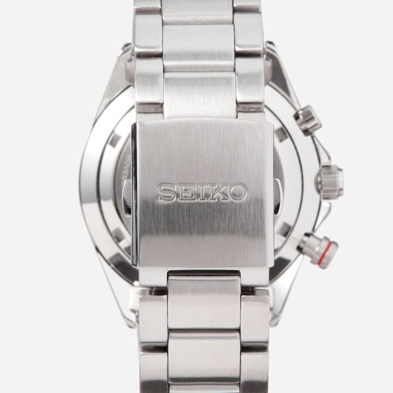 Armband och boett i rostfritt stål på en herrklocka med SEIKO-prägling, synliga tryckknappar