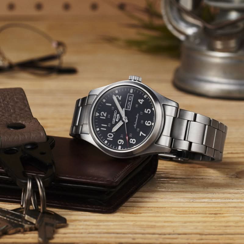 Seiko 5 Sports herrur med svart urtavla och metallarmband, datum