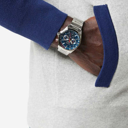 Herrklocka på handleden: blå urtavla, armband i silverfärgat rostfritt stål, kronograf
