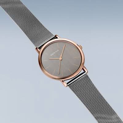 Bering damklocka från sidan: roséguldpläterad boett och grå urtavla med milanesarmband
