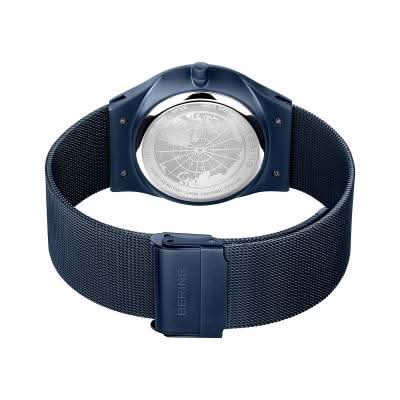Herrklocka med blått mesh-armband och spänne, bakifrån