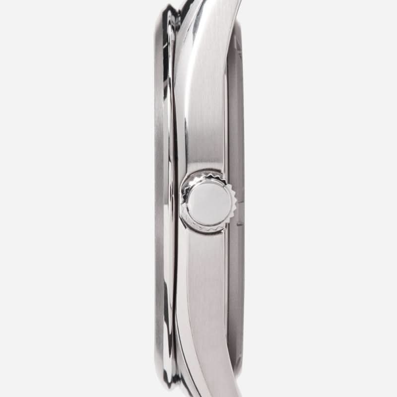 Sidovy av titanarmbandsur med krona och polerat hölje, silverfärgat band