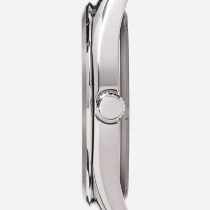 Sidovy av titanarmbandsur med krona och polerat hölje, silverfärgat band