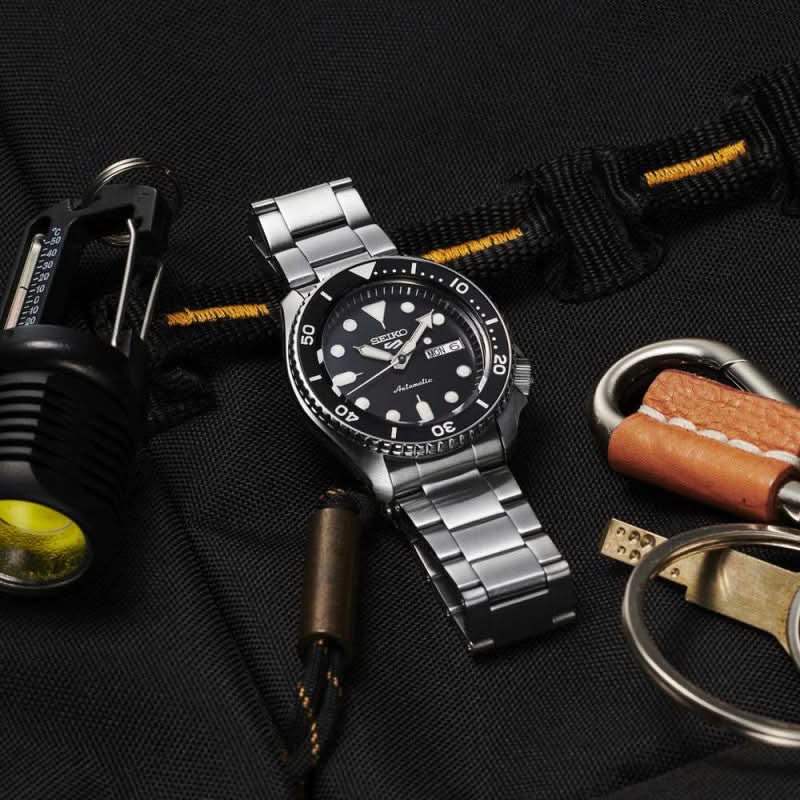 Herrarmbandsur med svart urtavla och armband i silverfärgat stål