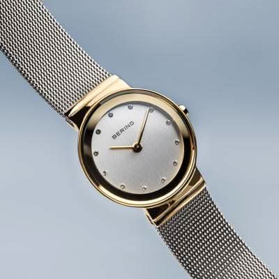 Damklocka med silverfärgat Milanese-armband, guldfärgad infattning och vit urtavla