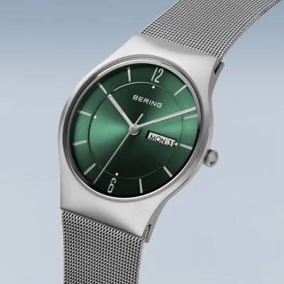 Herrklocka i silver med grön urtavla och mesh-armband, sidokrona