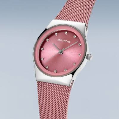 Bering damklocka: rund roséguldig urtavla, silverfärgat hölje, roséguldig Milanese-armband