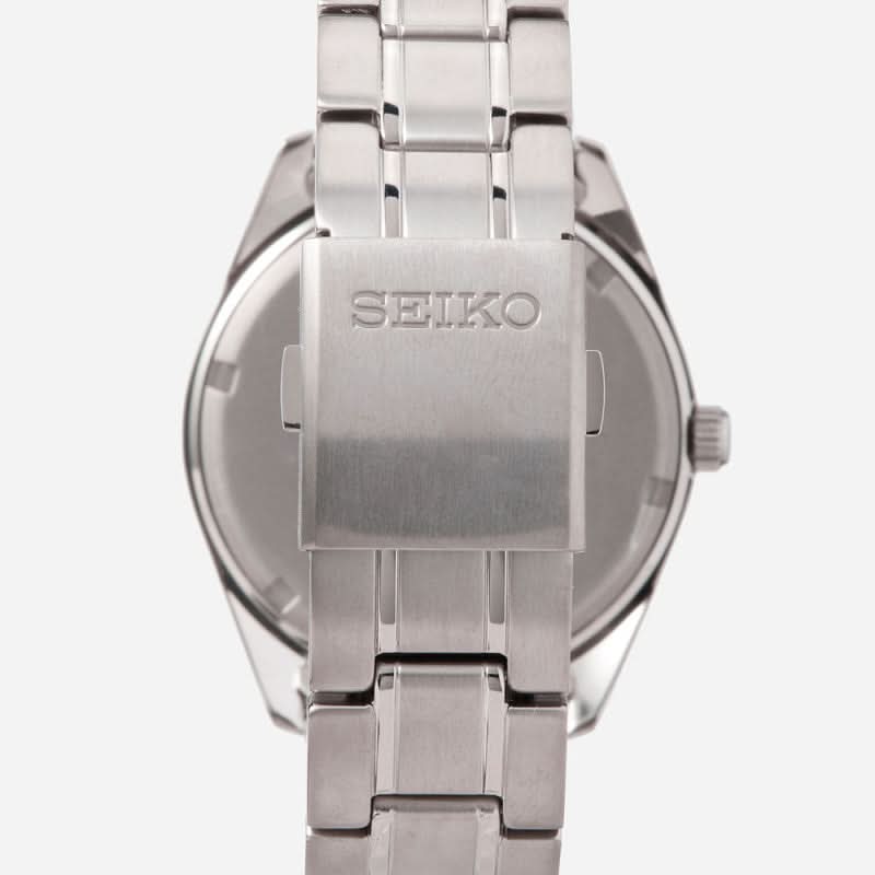 Baksida på herrarmbandsur med SEIKO-text och metallänk