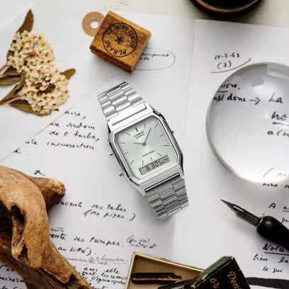 Casio-armbandsur med silverfärgat metallband och rektangulär urtavla, digital display.
