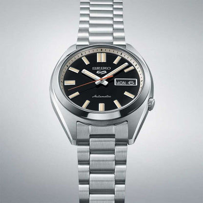 Herrklocka med boett och armband i rostfritt stål, svart urtavla, "MON 6".