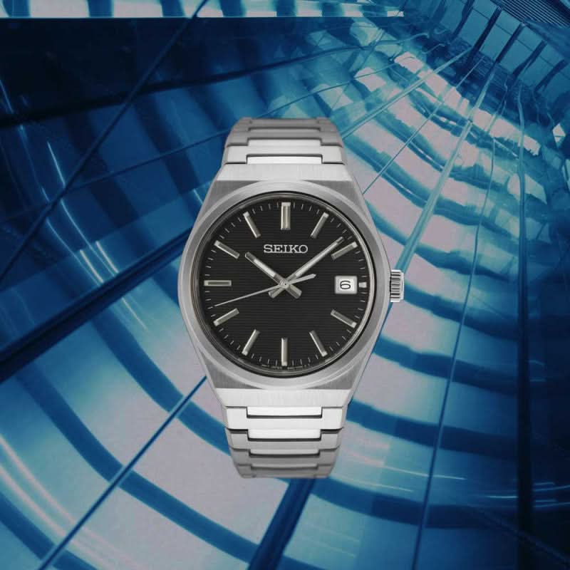 Seiko herrarmbandsur med svart urtavla, indexmarkörer och armband i rostfritt stål