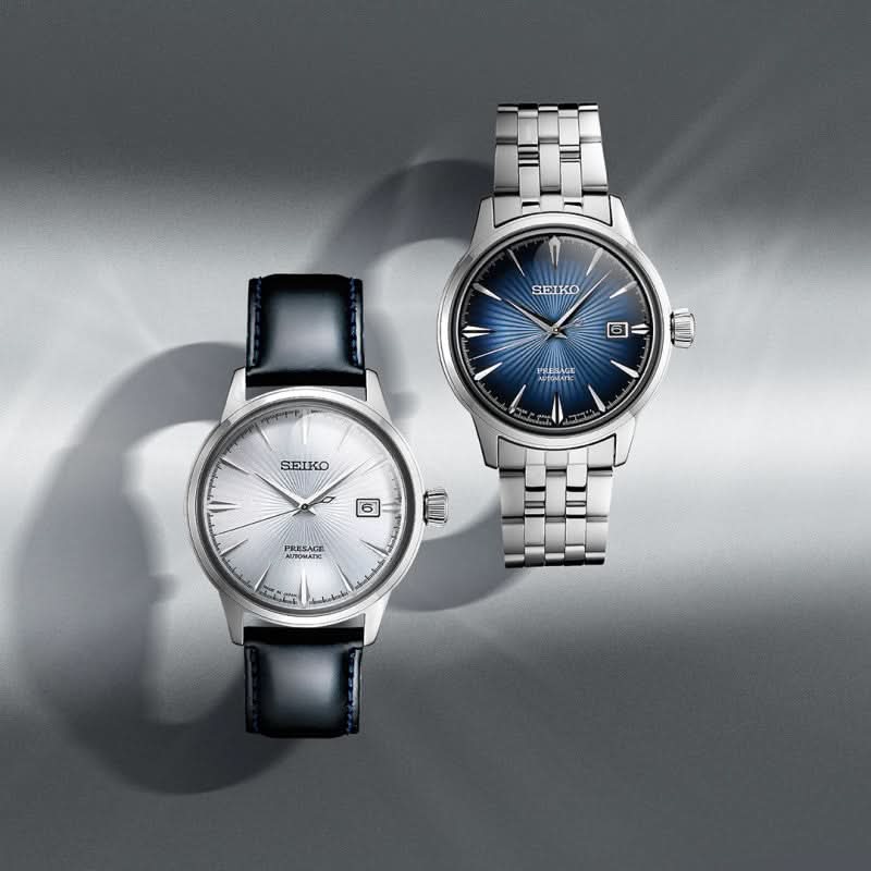 "Två herrur från SEIKO: blå urtavla med metallarmband, ljus med läderarmband"