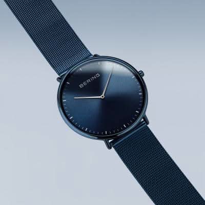 Bering Ultra-Slim-klocka med blå urtavla, smalt boett och blått Milanese-band