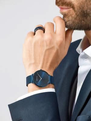 "Bering Ultra-Slim-klocka på handleden med blå urtavla och blått Milanese-band"