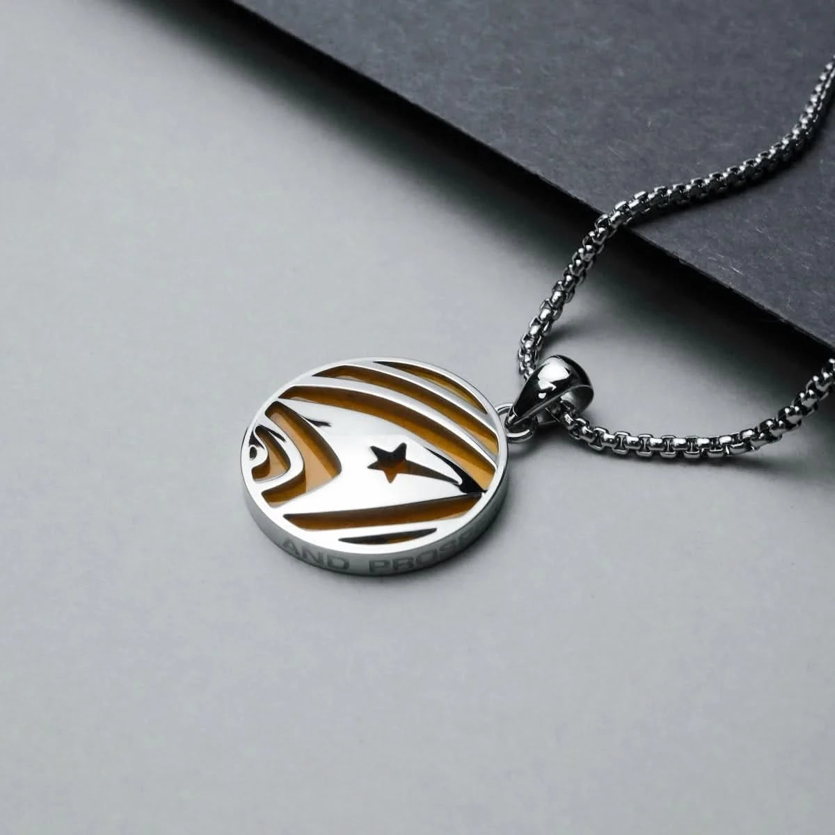 "Halsband med rundt silverhänge och guldfärgad stjärndesign"