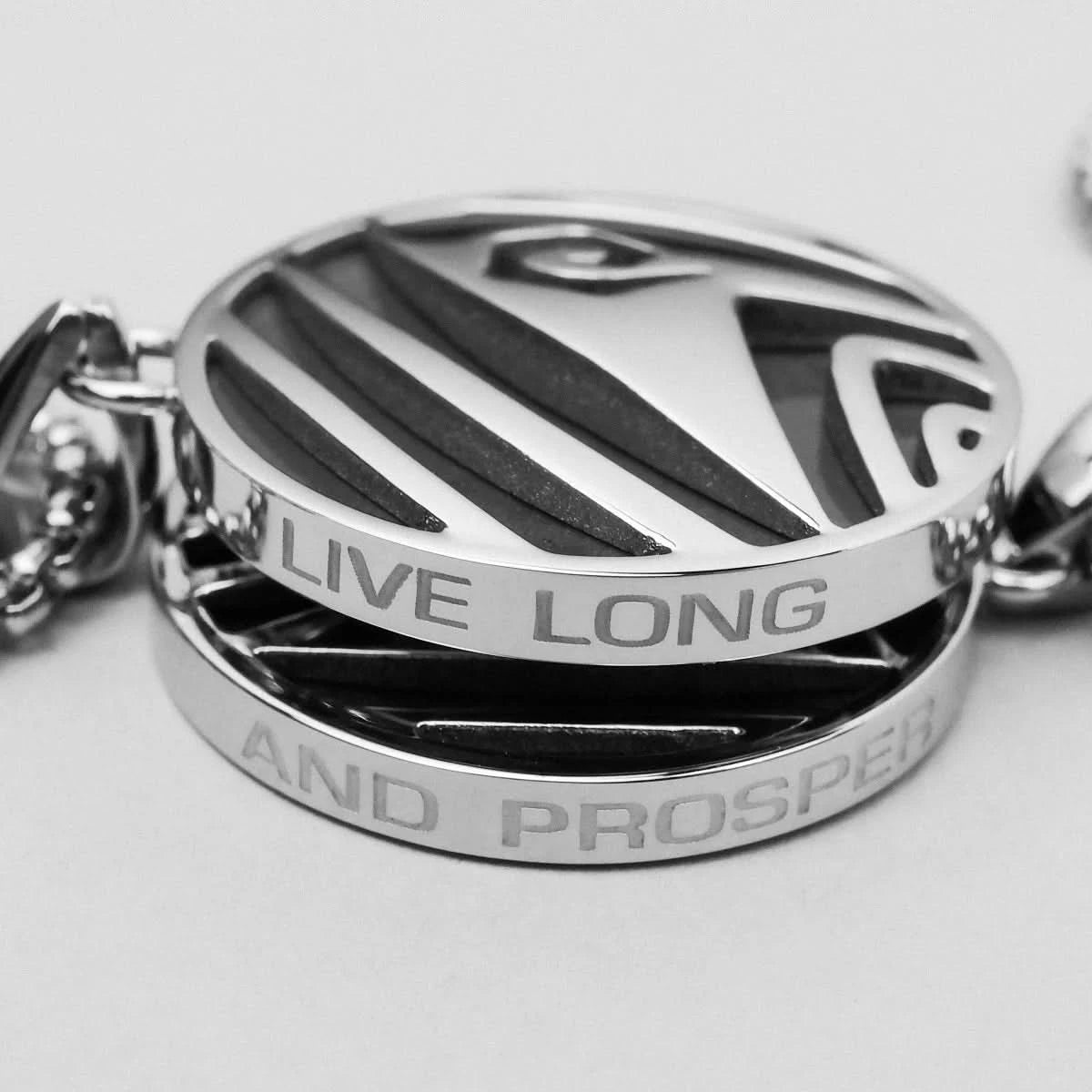 Halsband med rund silvermedaljong, texten "LIVE LONG" och "AND PROSPER"