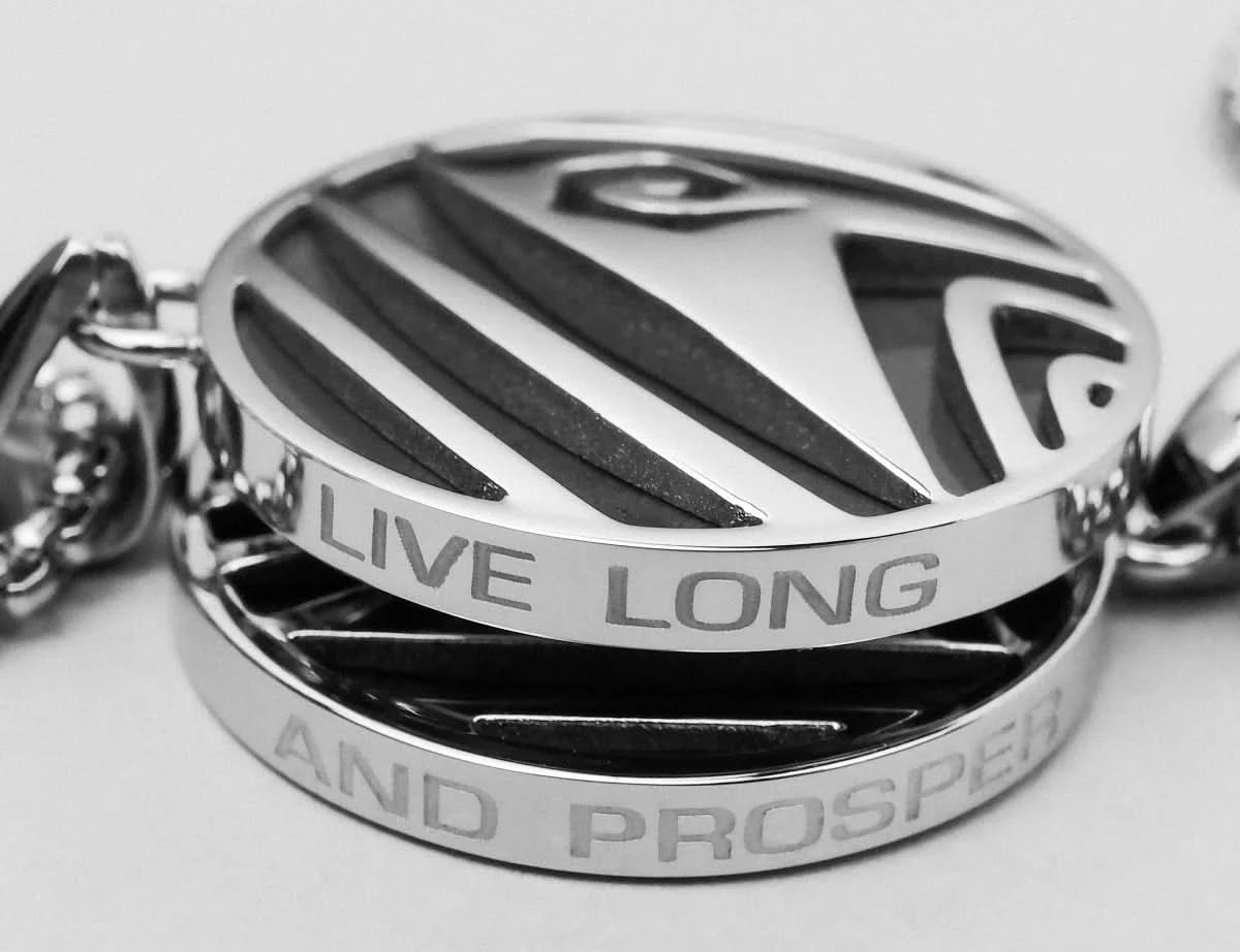 Silversmycke med ovalt runt hänge, inskriptionen "LIVE LONG AND PROSPER"