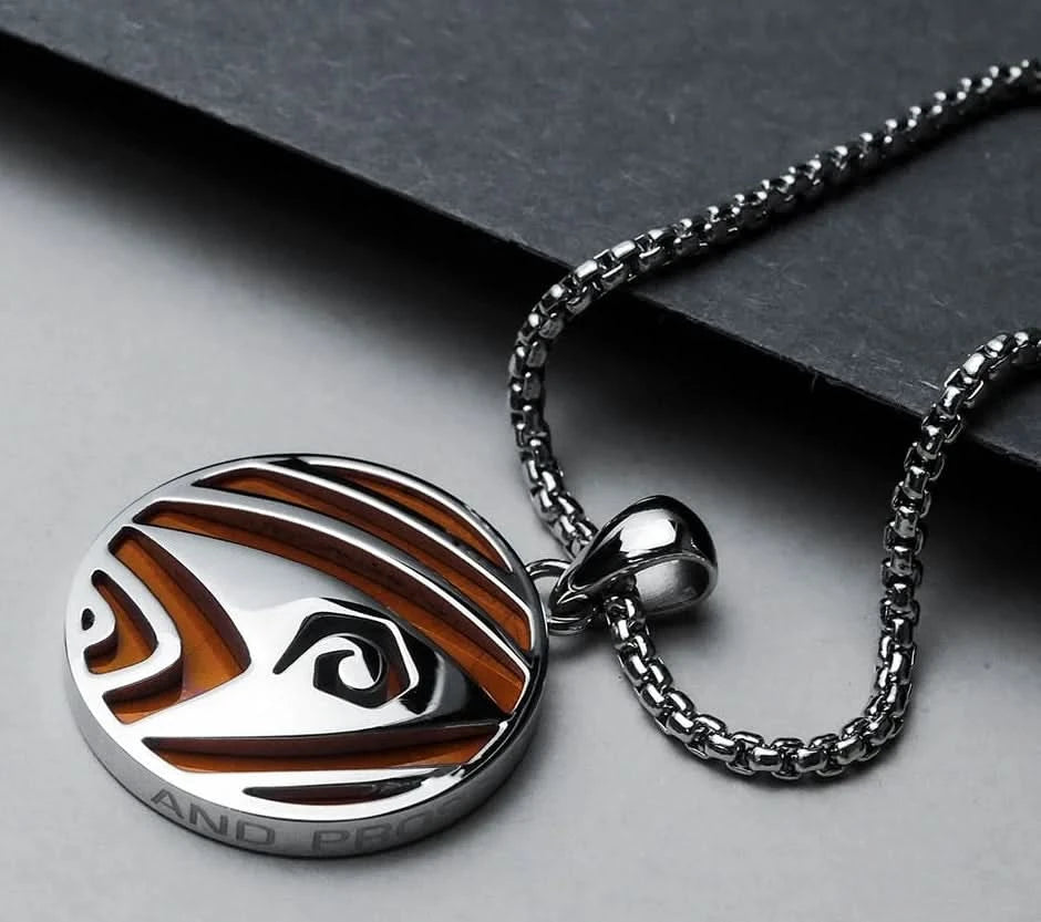 Halsband med rund metallhänge, tribalmotiv i orange/svart