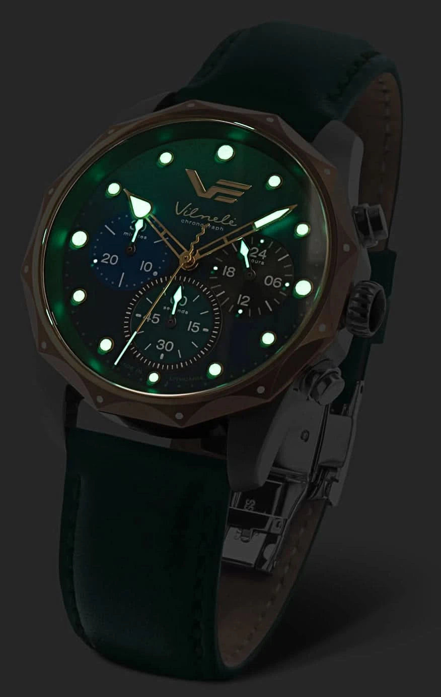 Vostok Europe damklocka med grönt läderarmband, rund boett och självlysande markeringar