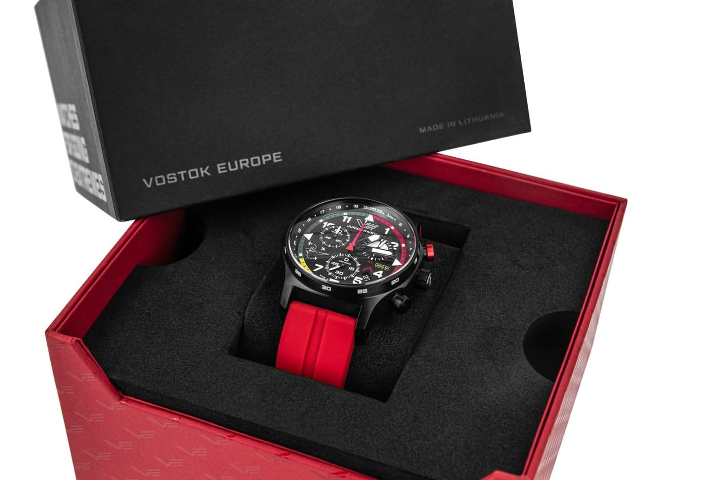 Vostok Europe herrklocka i röd klocklåda, svart boxinlägg, rund urtavla, läderarmband