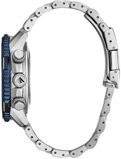 Herrklocka i sidovy med silverfärgat hölje, knappar och armband i metall