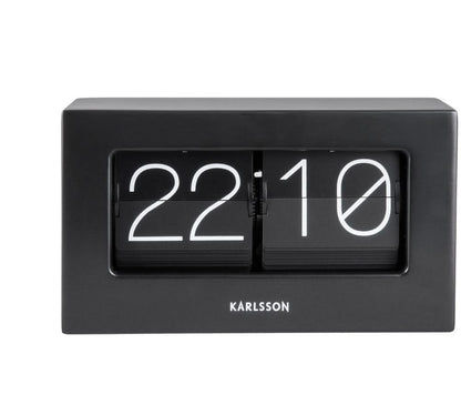 Modern bordsklocka med LED-display, svart metallhölje, siffrorna 22 och 10