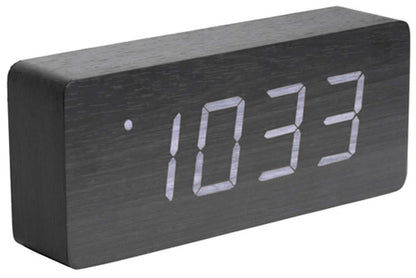 Digital väckarklocka med träfodral och LED-siffror, visning 10:33.