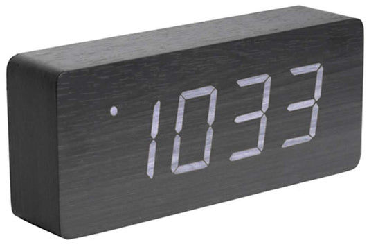 Digital väckarklocka med träfodral och LED-siffror, visning 10:33.