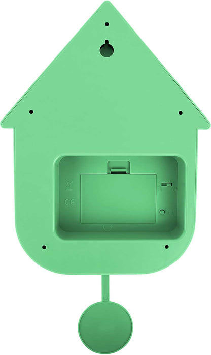 Grön väggklocka i plast med husdesign, batterifack på baksidan