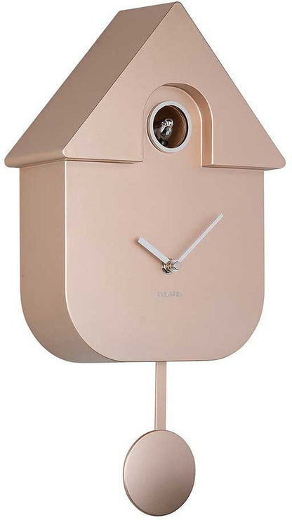 Väggklocka i husdesign av plast, beige, med pendel och dubbla visare