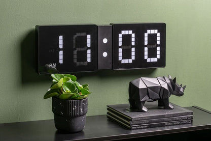 Väggklocka med flip-design, svart display med LED-siffror och AM/PM