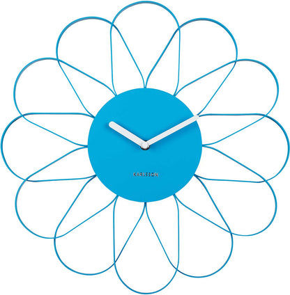 Blommig väggklocka med blå mittdel, vita visare och Karlsson-logotyp