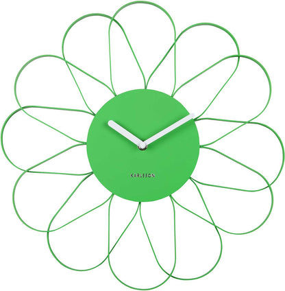Väggklocka med grön blommig urtavla och vita visare, Karlsson-logotyp
