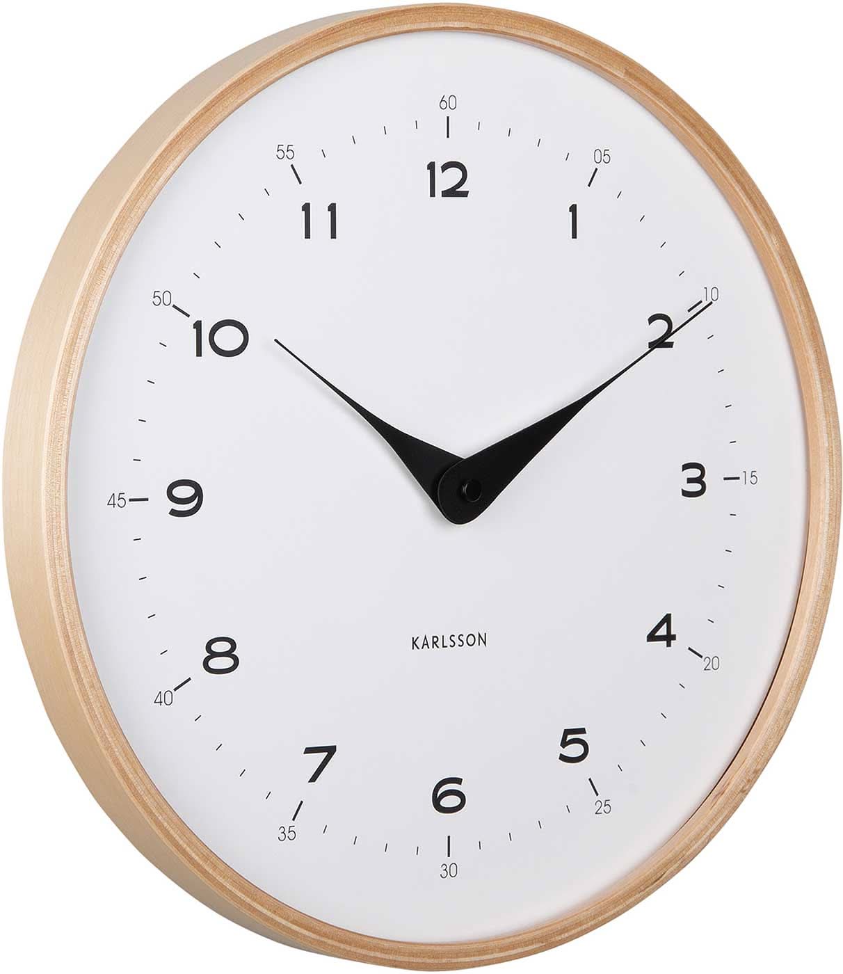 Väggklocka med beige träram, vit urtavla och arabiska siffror