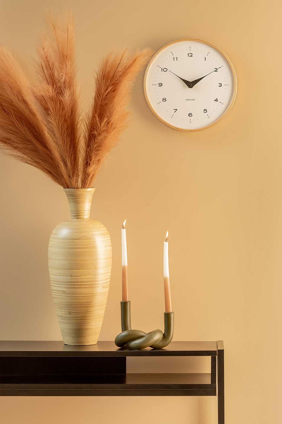 Väggklocka på väggen med beige träram, vit urtavla och svarta visare