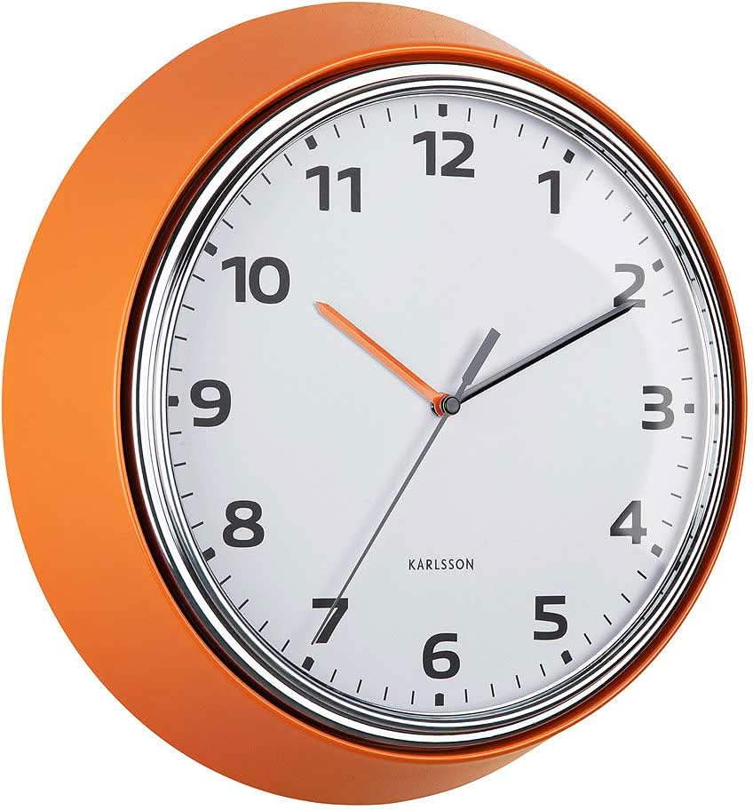 Väggklocka med orange hölje, rund metallring och vit urtavla