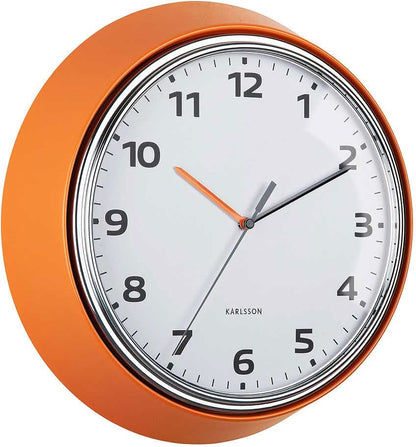 Väggklocka med orange hölje, rund metallring och vit urtavla