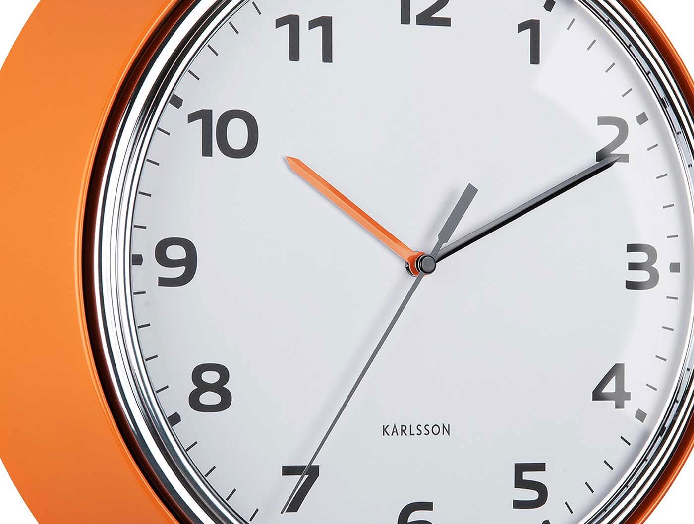Väggklocka med orange minutvisare, svarta timmarkeringar