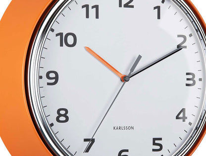 Väggklocka med orange minutvisare, svarta timmarkeringar