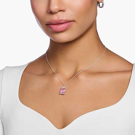 Halsband i 925 sterlingsilver med ett rosa stenhänge runt halsen