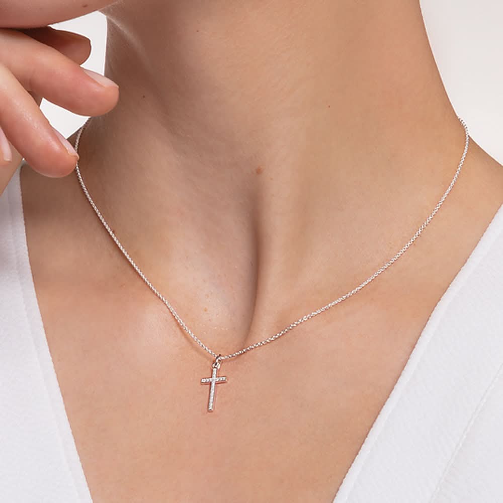 Halsband med litet korshänge i 925 sterlingsilver, runt halsen