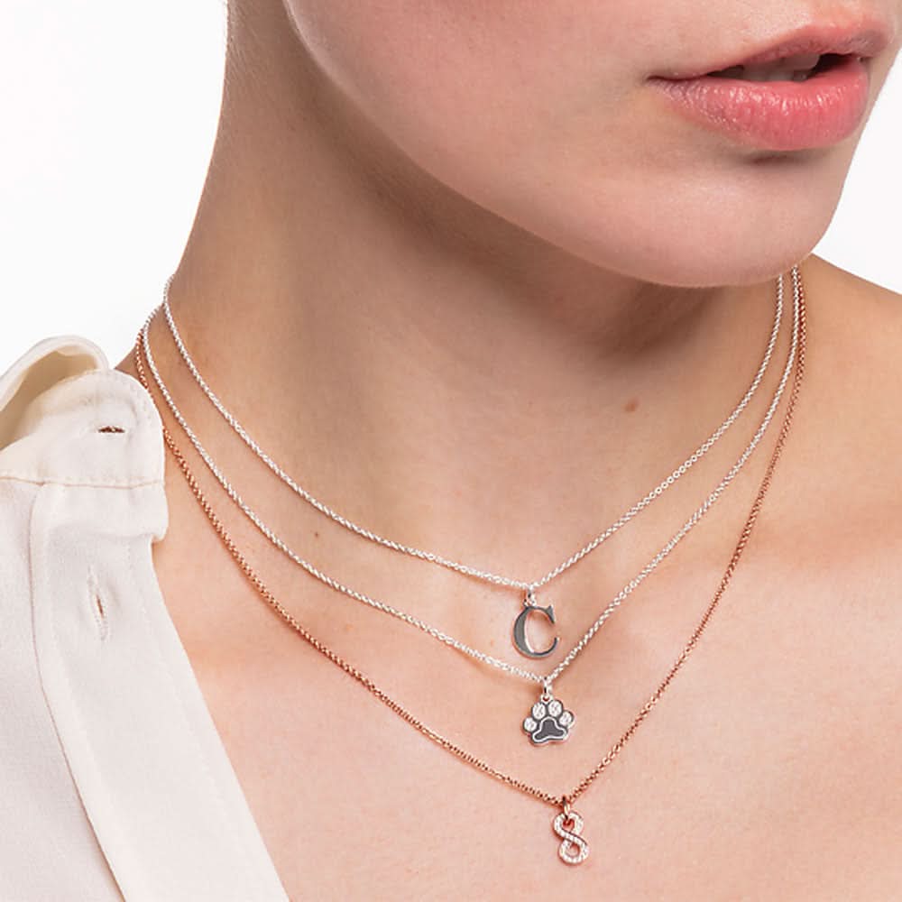 Flerradigt halsband med infinity- och fyrklöverhänge