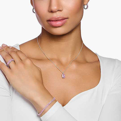 Halsband i 925 sterling silver med hänge med rosa sten på en fin länkkedja.