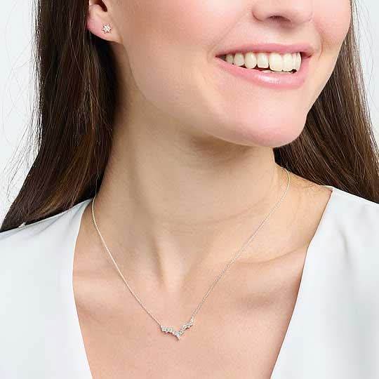 Halsband i 925 silver med litet ishänge och vita stenar