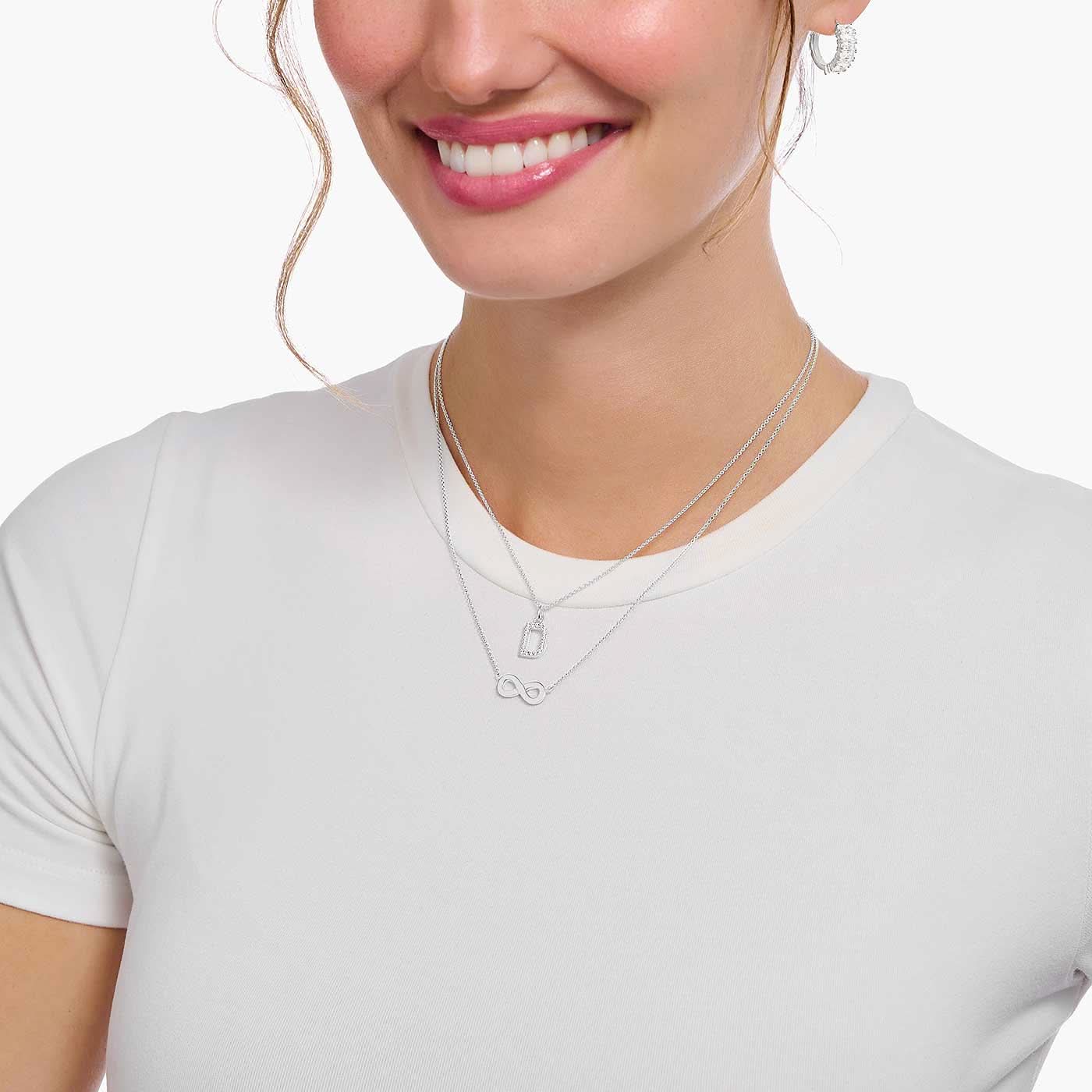 Thomas Sabo halsband med infinity-hänge, bärs runt halsen