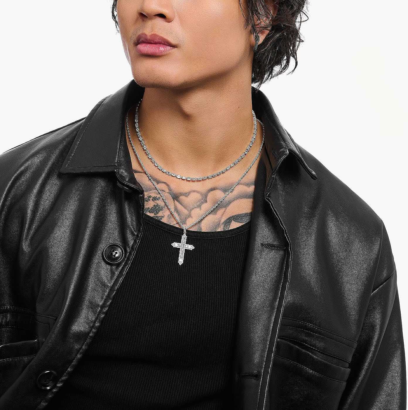 Thomas Sabo ormkedja med korshänge, silverfärgade länkar mot en svart outfit