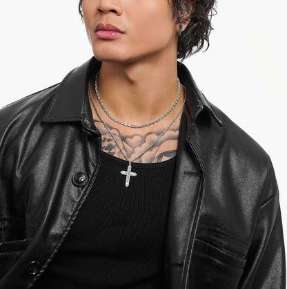 Thomas Sabo ormkedja med korshänge, silverfärgade länkar mot en svart outfit