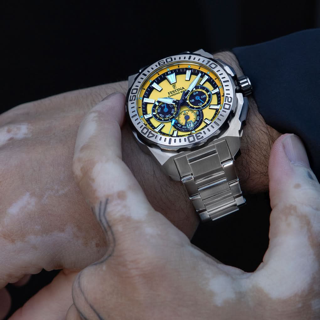 Festina Sportkronograf på handleden: armband i rostfritt stål, blågul urtavla