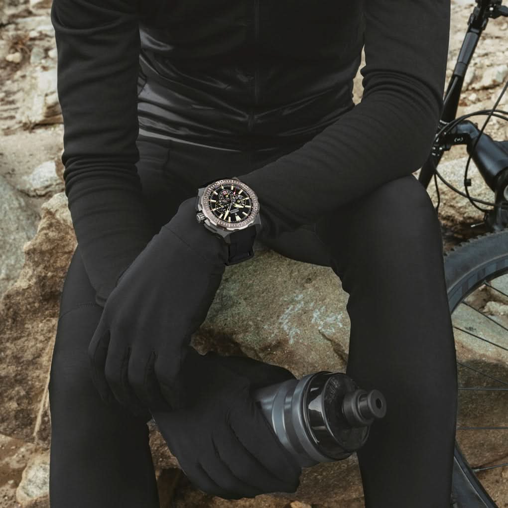 Festina Chronograph på handleden, svart armband, silverfärgad urtavla