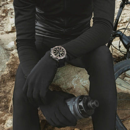Festina Chronograph på handleden, svart armband, silverfärgad urtavla